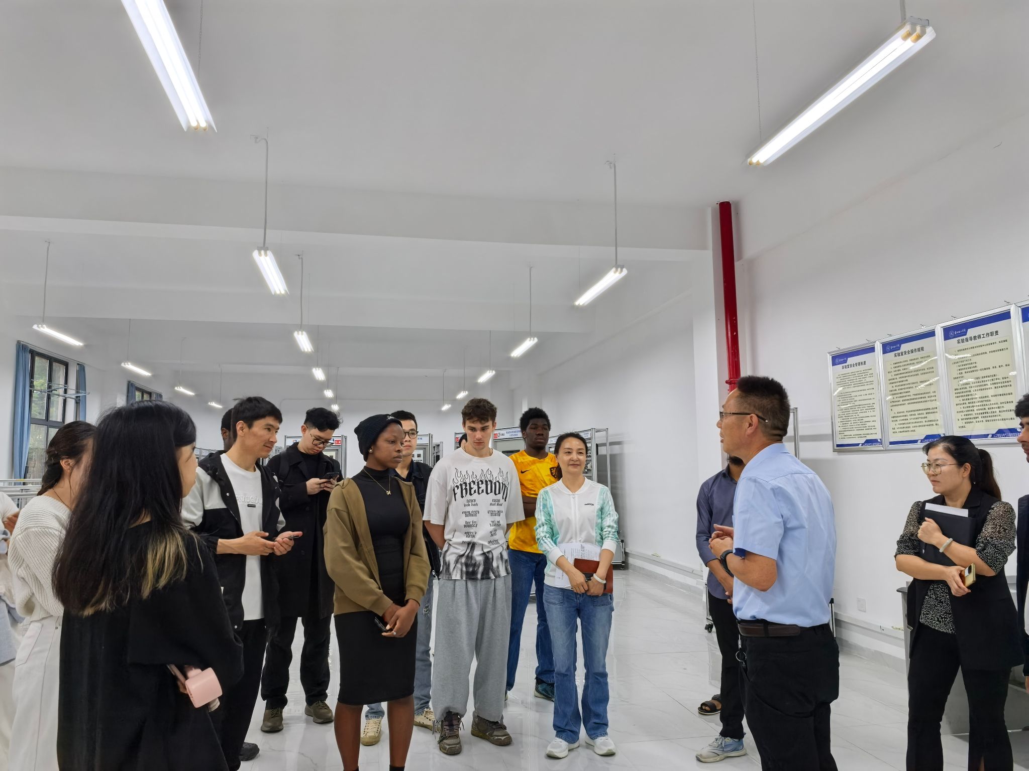 国际教育学院组织国际学生到学校本科生招生学院进行走访活动  ——深度体验专业特色助力国际学生学业规划